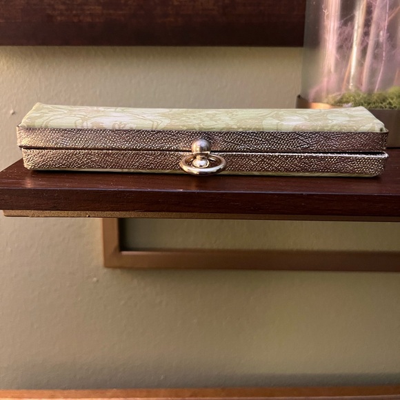 Vintage eyeglass case, pale green floral - Picture 6 of 10